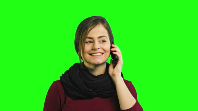 Eine-junge-glückliche-Dame-am-Telefon-sprechen