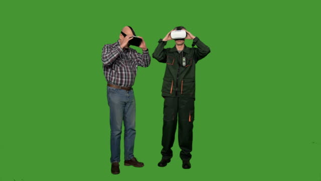Zwei-Männer-setzen-auf-VR-headsets
