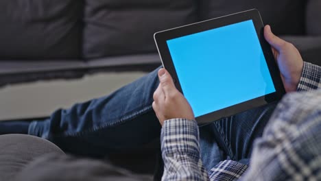 Hombre-con-una-tableta-Digital-con-pantalla-azul