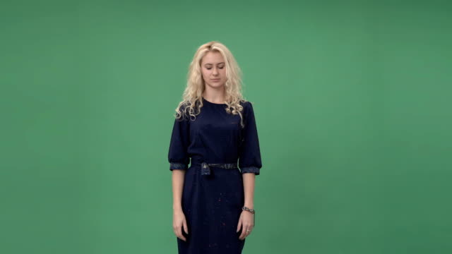 Schöne-blonde-Frau-in-einem-blauen-Kleid,-das-Berühren-des-virtuellen-Bildschirms,-Chroma-Key-Greenscreen-Hintergrund
