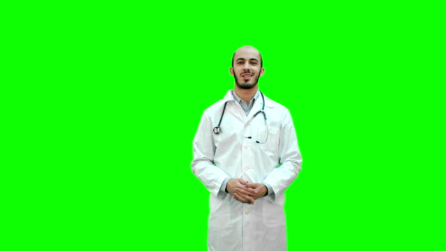 Lächelnde-Arzt-im-Gespräch-mit-der-Kamera-auf-einem-Green-Screen,-Chroma-Key