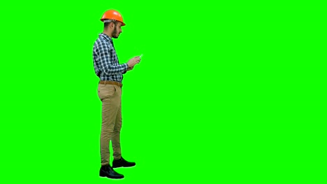 Auftragnehmer-Ingenieur-Inspektion-Baustelle-halten-digital-Tablette-auf-einem-Green-Screen,-Chroma-Key