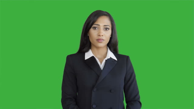 Lifestyle-Portrait-von-Young-African-American-Business-Frau-isoliert-auf-Green-Screen-Chroma-Key-Hintergrund