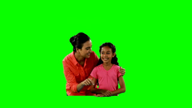 Mutter-und-Tochter-mit-unsichtbaren-Bildschirm-4k