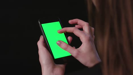 Frau-ist-Holding-Handy-mit-grünen-Bildschirm-vergrößern