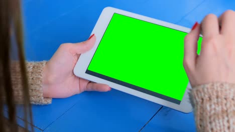 Mujer-usando-computadora-de-tableta-con-pantalla-verde