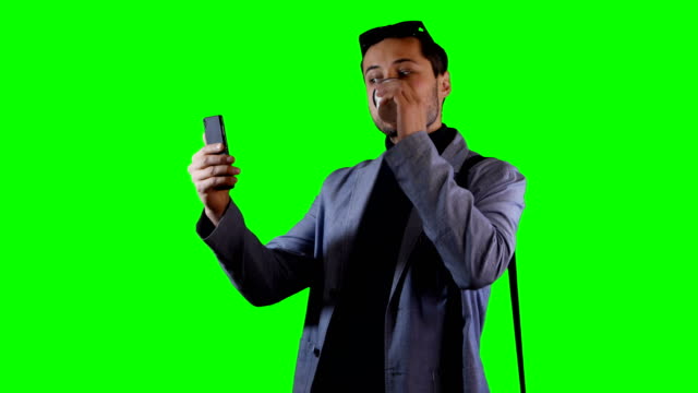 Ein-Mann-spricht-im-video-Modus-auf-dem-Handy