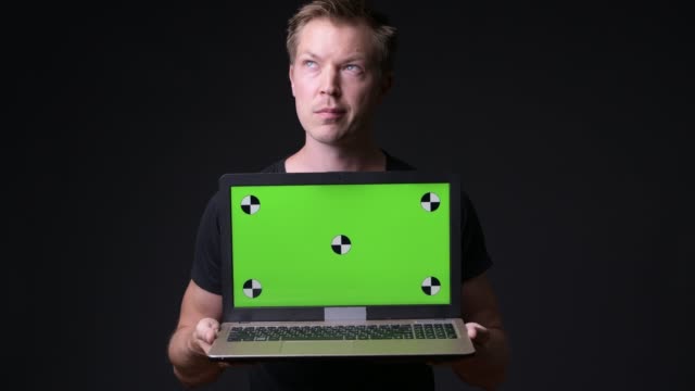 Mann-mit-Laptop-mit-Chroma-Key-Green-Screen