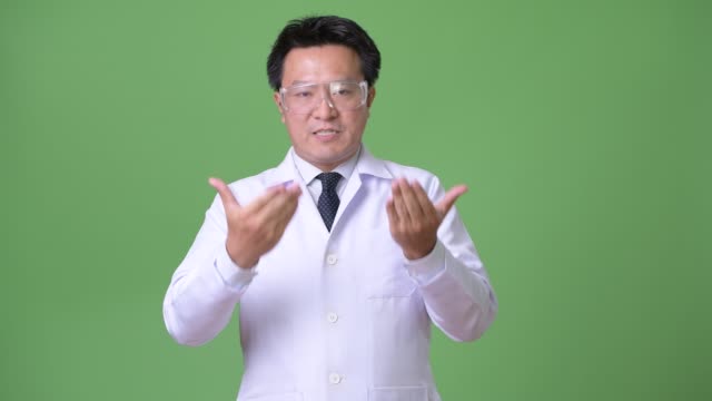 Reifer-Mann-japanische-Arzt-Schutzbrille-tragen