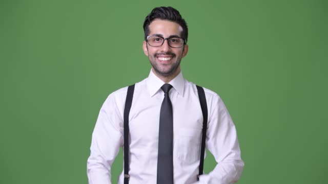 Junge-hübsche-bärtigen-persische-Geschäftsmann-vor-grünem-Hintergrund