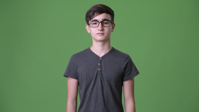 Joven-guapo-adolescente-iraní-sobre-fondo-verde