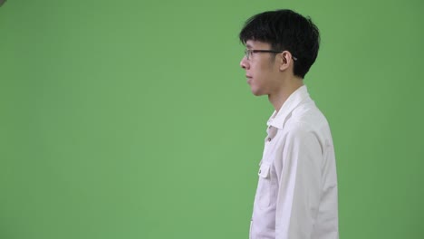 Ver-perfil-de-joven-empresario-asiático