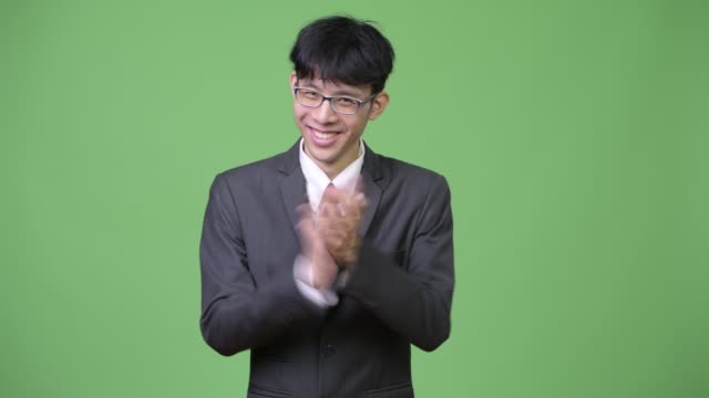 Junge-glücklich-asiatischen-Geschäftsmann-lächelnd-und-Händeklatschen