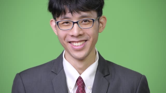 Junge-glücklich-asiatischen-Geschäftsmann-lächelnd