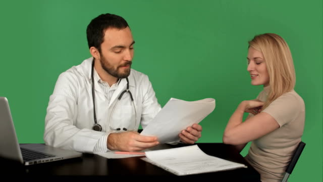 Médico-paciente-antecedentes-de-la-base-de-datos-de-mujer-joven-en-una-pantalla-verde,-Croma-Key