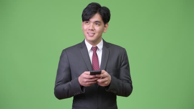 Junge-hübsche-asiatische-Geschäftsmann-mit-Handy