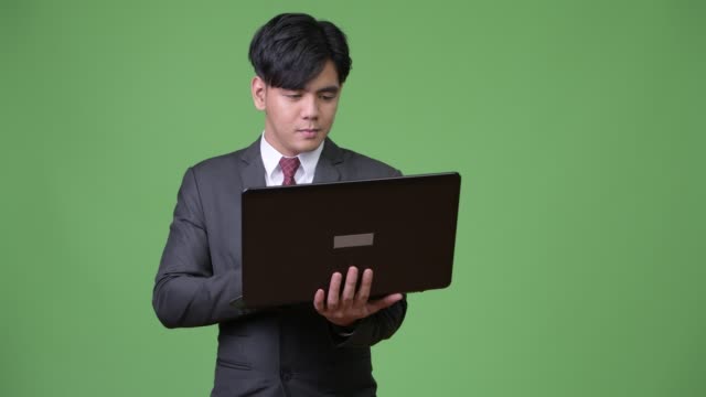 Junge-hübsche-asiatische-Geschäftsmann-mit-laptop