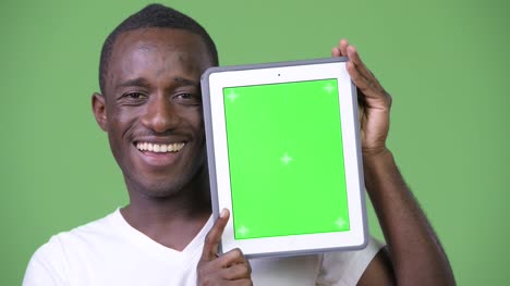 Junge-afrikanische-glücklich-zeigt-digital-Tablette