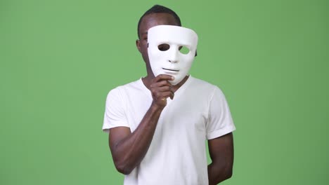 Junge-afrikanische-Mann-mit-weißer-Maske