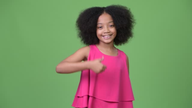 Junge-süße-Afrikanische-Mädchen-mit-Afro-Haar-geben-Daumen-nach-oben