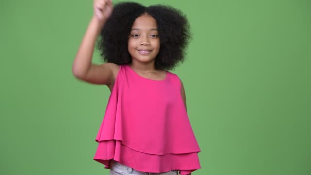 Junge-süße-Afrikanische-Mädchen-mit-Fingerzeig-auf-Afro-Haar