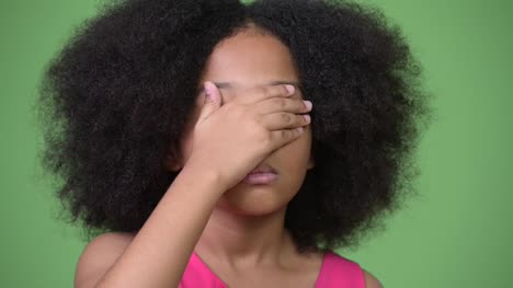 Junge-süße-Afrikanische-Mädchen-mit-Afro-Haar,-die-Augen-bedecken,-als-Konzept-der-drei-weisen-Affen