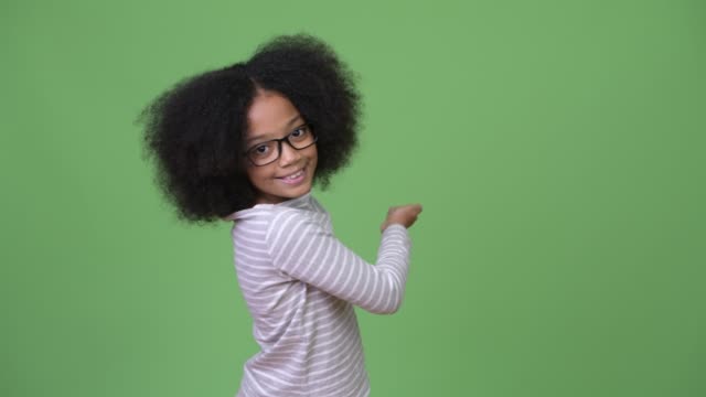 Junge-süße-Afrikanische-Mädchen-mit-Afro-Haar-zeigt-etwas