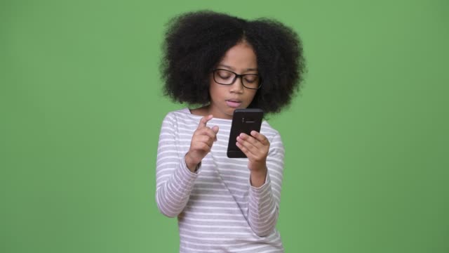 Junge-süße-Afrikanische-Mädchen-mit-Afro-Haar-mit-Handy-und-haben-Kopfschmerzen