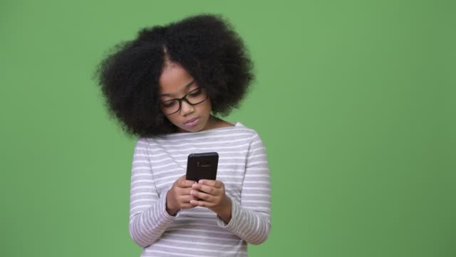 Junge-süße-Afrikanische-Mädchen-mit-Afro-Haar-mit-Telefon