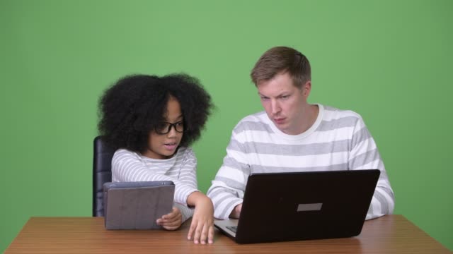 Afrikanische-Mädchen-und-jungen-skandinavischen-Mann-mit-Gadgets-zusammen