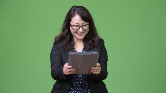 Reife-schöne-asiatische-geschäftsfrau-mit-digital-Tablette