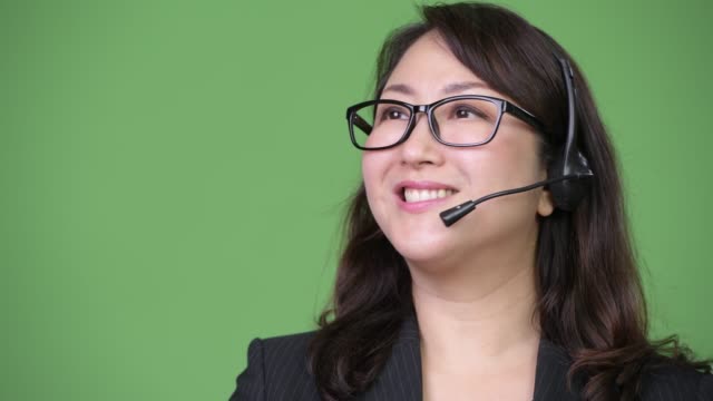 Madura-empresaria-asiática-hermosa-trabajando-como-representante-de-call-center