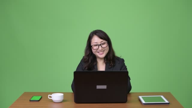 Madura-empresaria-asiática-hermosa-usando-laptop