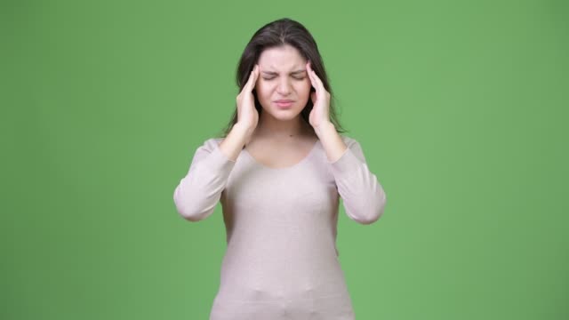 Jung-betonte-Frau-mit-Kopfschmerzen
