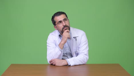 Hübscher-persische-bärtigen-Mann-Arzt-denken