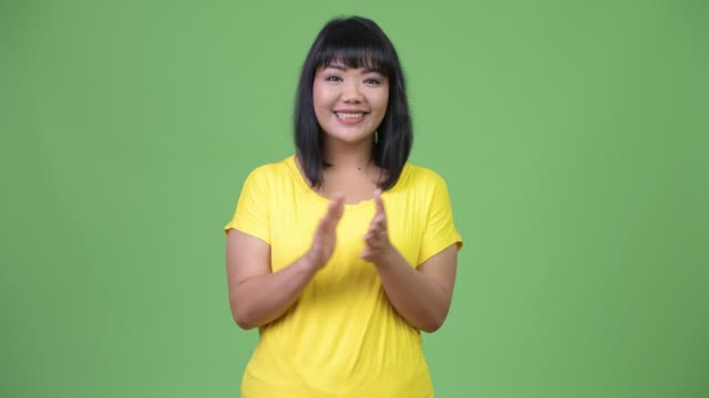 Schöne-glückliche-asiatische-Frau-Händeklatschen