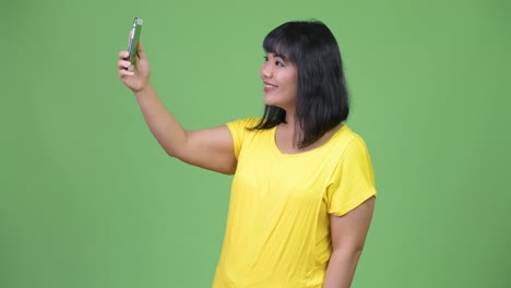 Schöne-asiatische-Frau-Videotelefonie-mit-Telefon