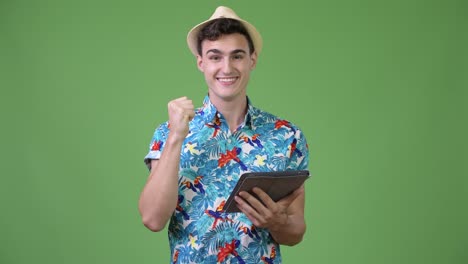 Junge-schöne-touristische-Mann-mit-digital-Tablette-und-immer-gute-Nachrichten
