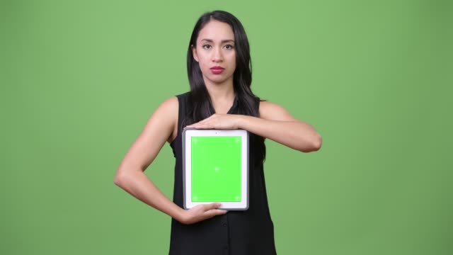 Junge-schöne-asiatische-geschäftsfrau-zeigt-digital-Tablette
