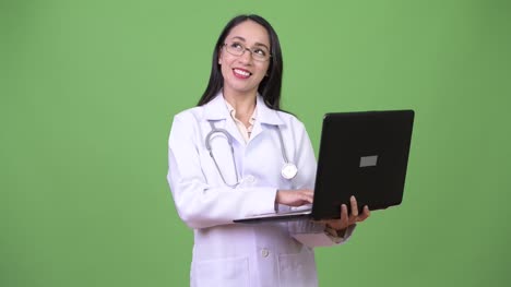 Médico-joven-hermosa-mujer-asiática-con-laptop