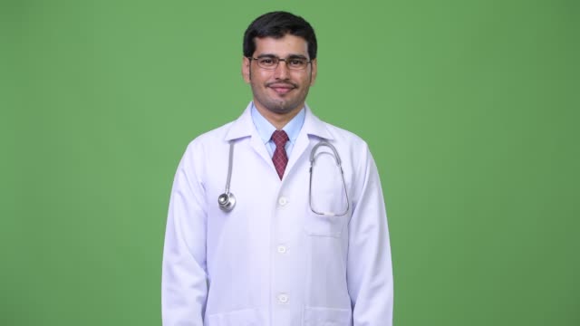 Schönen-jungen-Mann-persische-Arzt-lächelnd