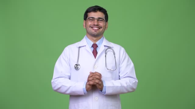 Schönen-jungen-Mann-persische-Arzt-sprechen