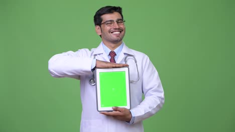 Schönen-jungen-Mann-persische-Arzt-zeigt-digital-Tablette