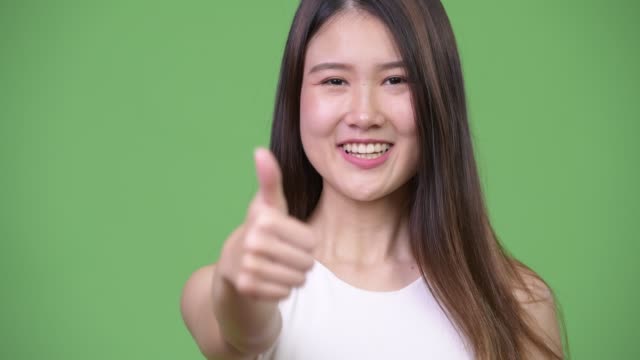 Junge-schöne-asiatische-geschäftsfrau-Daumen-aufgeben