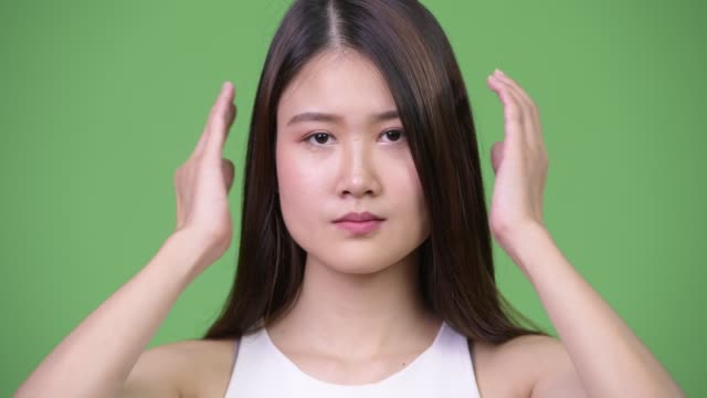 Junge-schöne-asiatische-geschäftsfrau-für-Ohren-als-Konzept-der-drei-weisen-Affen