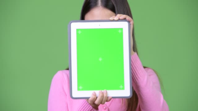 Junge-schöne-asiatische-Frau-zeigt-digital-Tablette