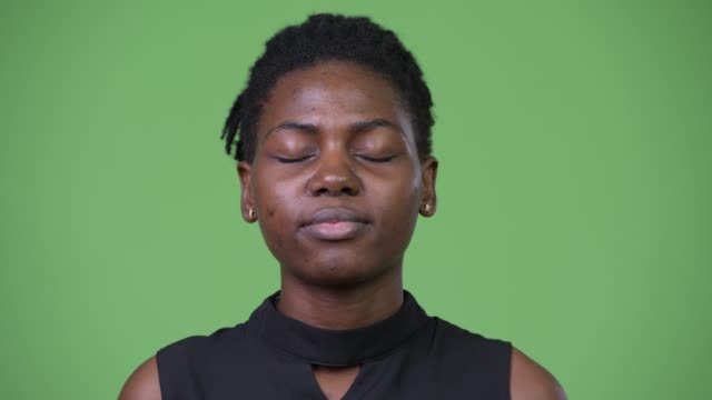 Junge-schöne-afrikanische-geschäftsfrau-mit-geschlossenen-Augen-entspannen