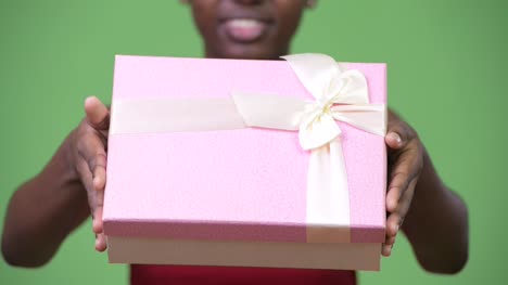 Junge-glücklich-Afrikanerin-geben-Geschenk-box