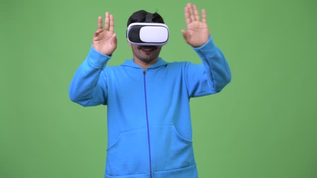 Hermoso-persa-joven-con-casco-de-realidad-virtual