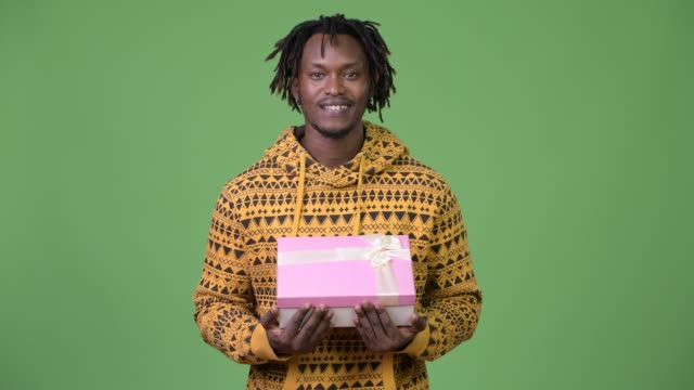 Schönen-jungen-afrikanischen-Mann-halten-Geschenk-box